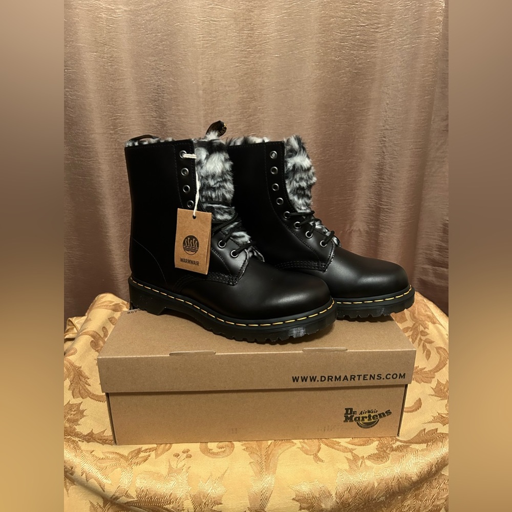 NWT Dr. Martens airwair ladies size 9